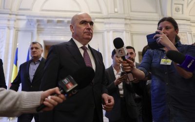 Bolojan anunță un fond de solidaritate pentru compensarea combustibilului Premierul Ilie Bolojan a dezvăluit inițiativa guvernului de a institui un „fond de solidaritate” menit să acopere cheltuielile statului aferente compensării prețurilor la combustibili, în contextul crizei actuale