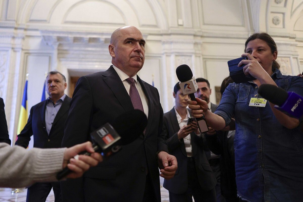 Bolojan anunță un fond de solidaritate pentru compensarea combustibilului Premierul Ilie Bolojan a dezvăluit inițiativa guvernului de a institui un „fond de solidaritate” menit să acopere cheltuielile statului aferente compensării prețurilor la combustibili, în contextul crizei actuale