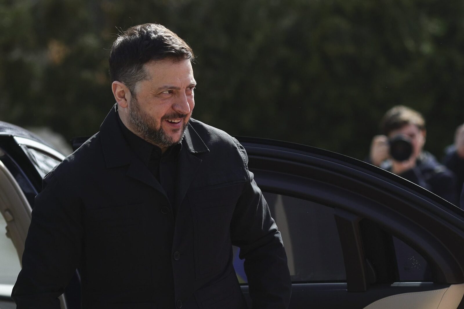 Zelenski, în căutare de parteneri pentru securitate în Orientul Mijlociu Președintele ucrainean Volodimir Zelenski a efectuat o vizită în Iordania duminica aceasta, întâlnindu-se cu regele Abdullah al II-lea