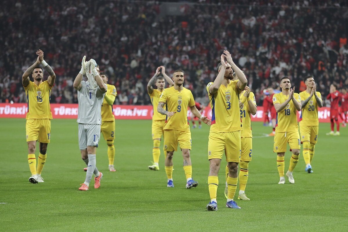 România ratează Cupa Mondială după înfrângerea cu Turcia; Lucescu, pe punctul de a părăsi echipa națională Echipa națională de fotbal a României a fost învinsă de Turcia cu scorul de 1-0, joi seară, la Istanbul, în semifinala barajului de calificare la Cupa Mondială