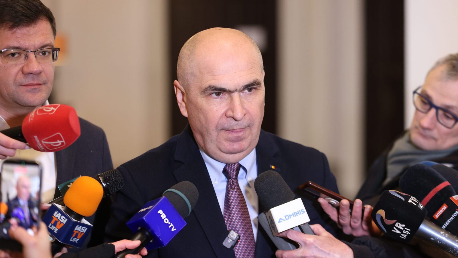 Bolojan pregătește o lege pentru a limita cumulul pensiei cu salariul în sectorul public Premierul Ilie Bolojan a anunțat că Guvernul pregătește o inițiativă legislativă menită să reglementeze situațiile în care pensionarii pot continua să lucreze în instituțiile publice