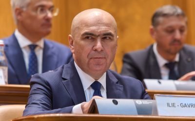 Bolojan vrea mai multă înțelepciune în București și critică abordările actuale Premierul Ilie Bolojan a vorbit despre necesitatea unei abordări raționale în București, subliniind contrastul cu situația actuală, unde termoficarea și transportul public acumulează datorii semnificative