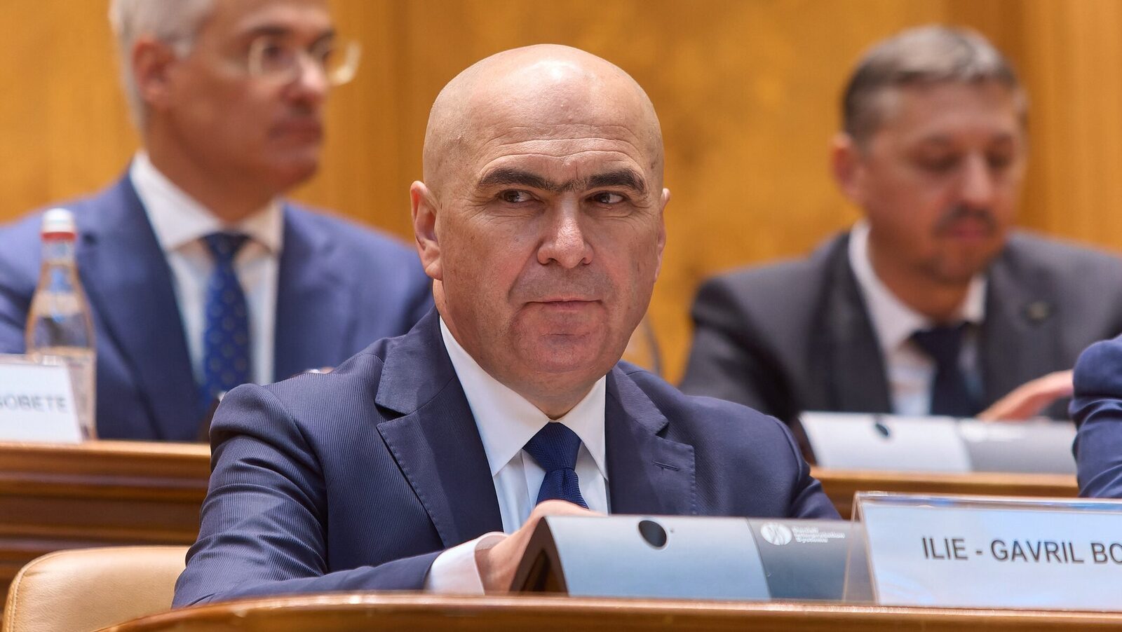 Bolojan vrea mai multă înțelepciune în București și critică abordările actuale Premierul Ilie Bolojan a vorbit despre necesitatea unei abordări raționale în București, subliniind contrastul cu situația actuală, unde termoficarea și transportul public acumulează datorii semnificative