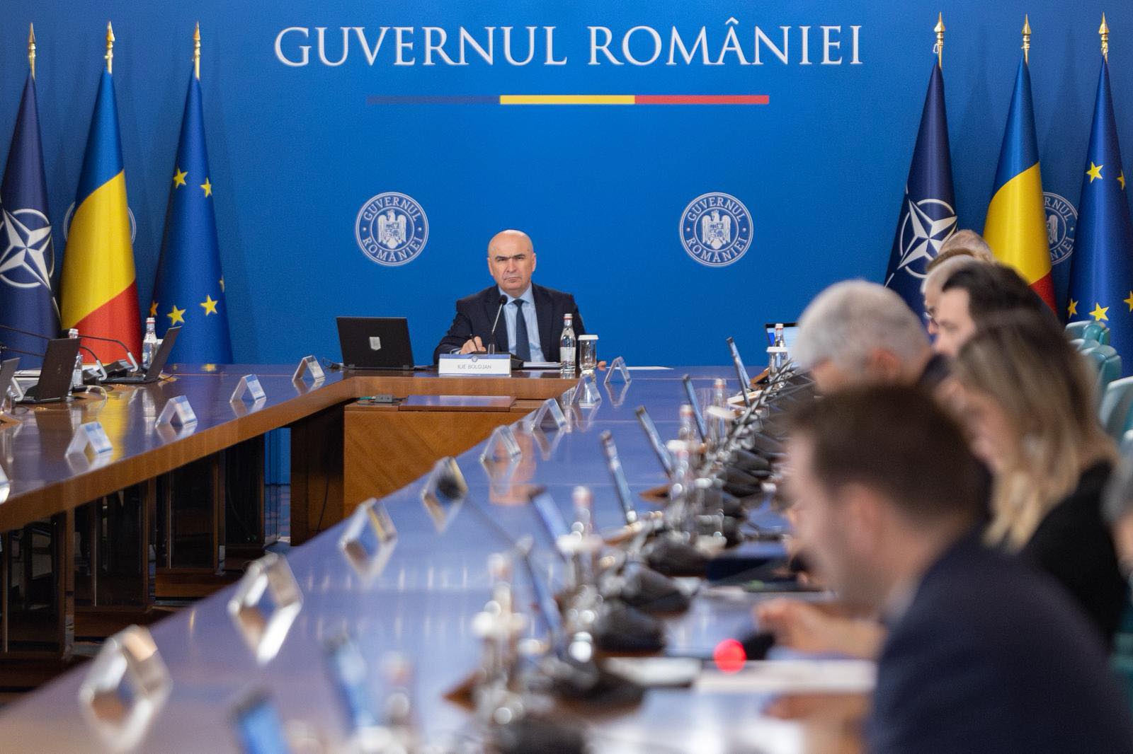 Bolojan Simplifică Procedurile pentru Avizarea Investițiilor: Mai Puțină Birocrație și Termene Reduse Premierul Ilie Bolojan a anunțat intrarea în vigoare a ordonanței care vizează simplificarea procedurilor pentru avizarea investițiilor