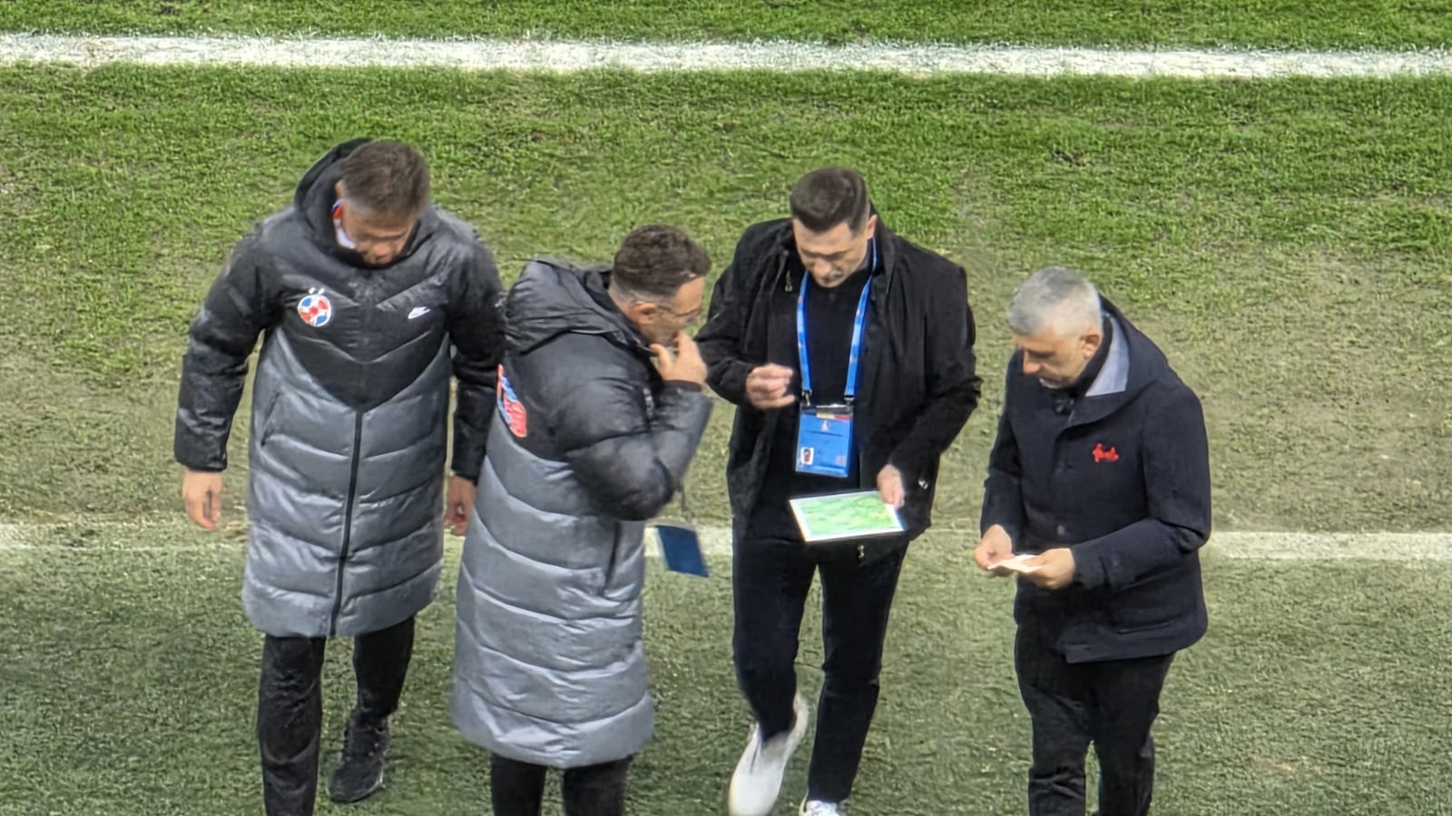 Rădoi a debutat pe banca FCSB cu o ședință tehnică pe teren Mirel Rădoi a debutat duminică pe banca tehnică a FCSB, în meciul cu Metaloglobus din prima etapă a play-out-ului Superligii