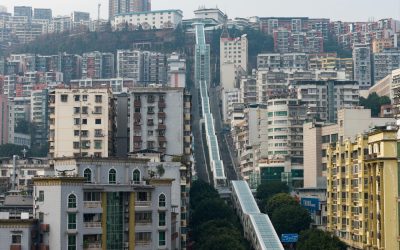 Un oraș chinezesc montan a inaugurat un sistem impresionant de scări rulante și lifturi Un oraș din China a implementat un sistem urban inovator, format din 21 de scări rulante, 8 lifturi, 4 benzi rulante și pasarele pietonale, menite să faciliteze deplasarea locuitorilor într-un teren dificil
