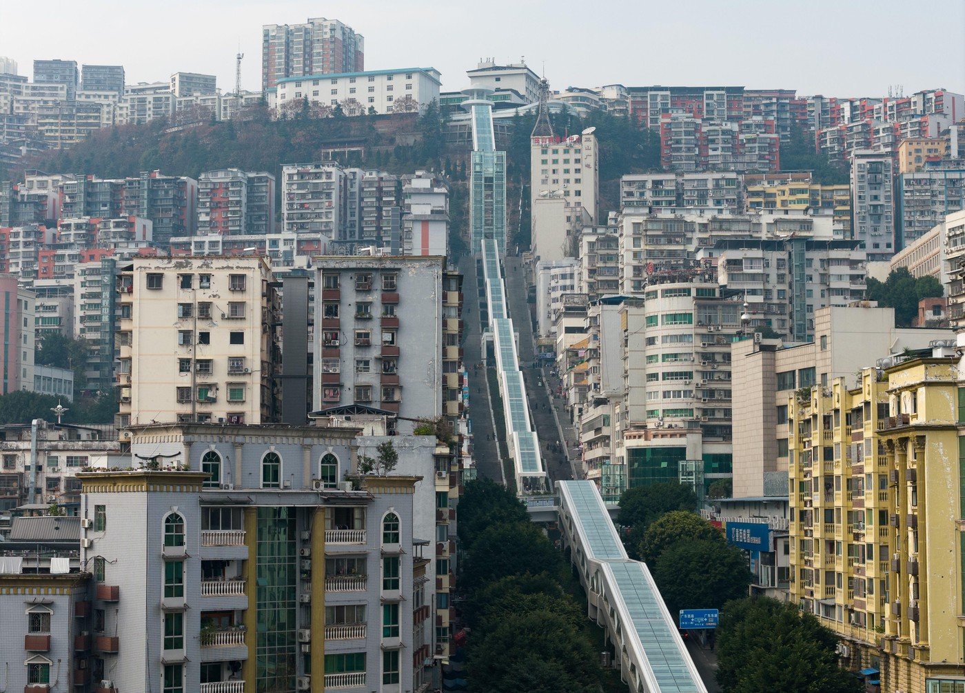 Un oraș chinezesc montan a inaugurat un sistem impresionant de scări rulante și lifturi Un oraș din China a implementat un sistem urban inovator, format din 21 de scări rulante, 8 lifturi, 4 benzi rulante și pasarele pietonale, menite să faciliteze deplasarea locuitorilor într-un teren dificil