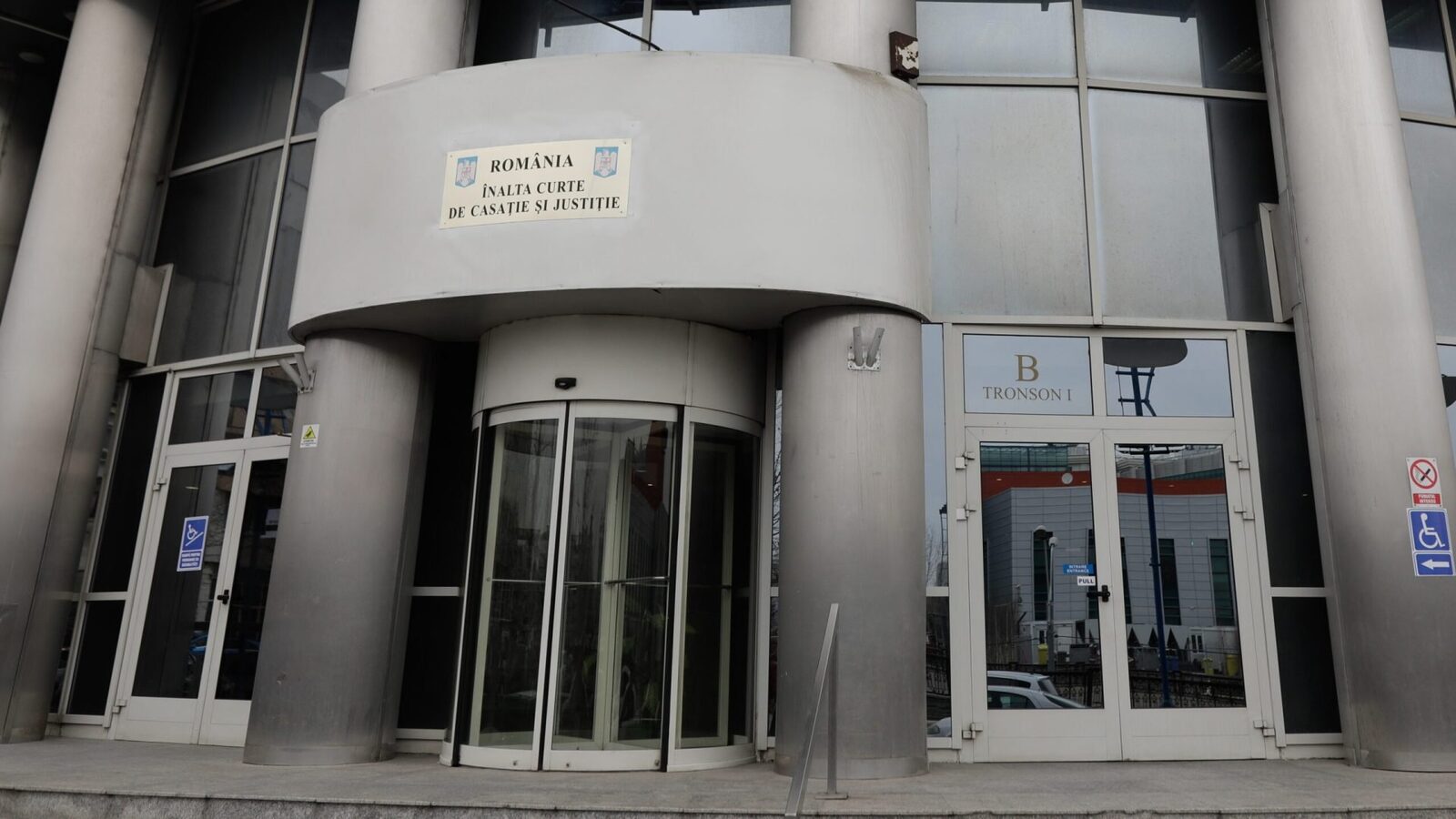 Înalta Curte de Casație și Justiție dă în judecată Guvernul pentru plata salariilor restante Înalta Curte de Casație și Justiție (ICCJ) a deschis un proces împotriva Guvernului României și a Ministerului Finanțelor, solicitând obligarea acestora la plata integrală a drepturilor salariale restante ale magistraților