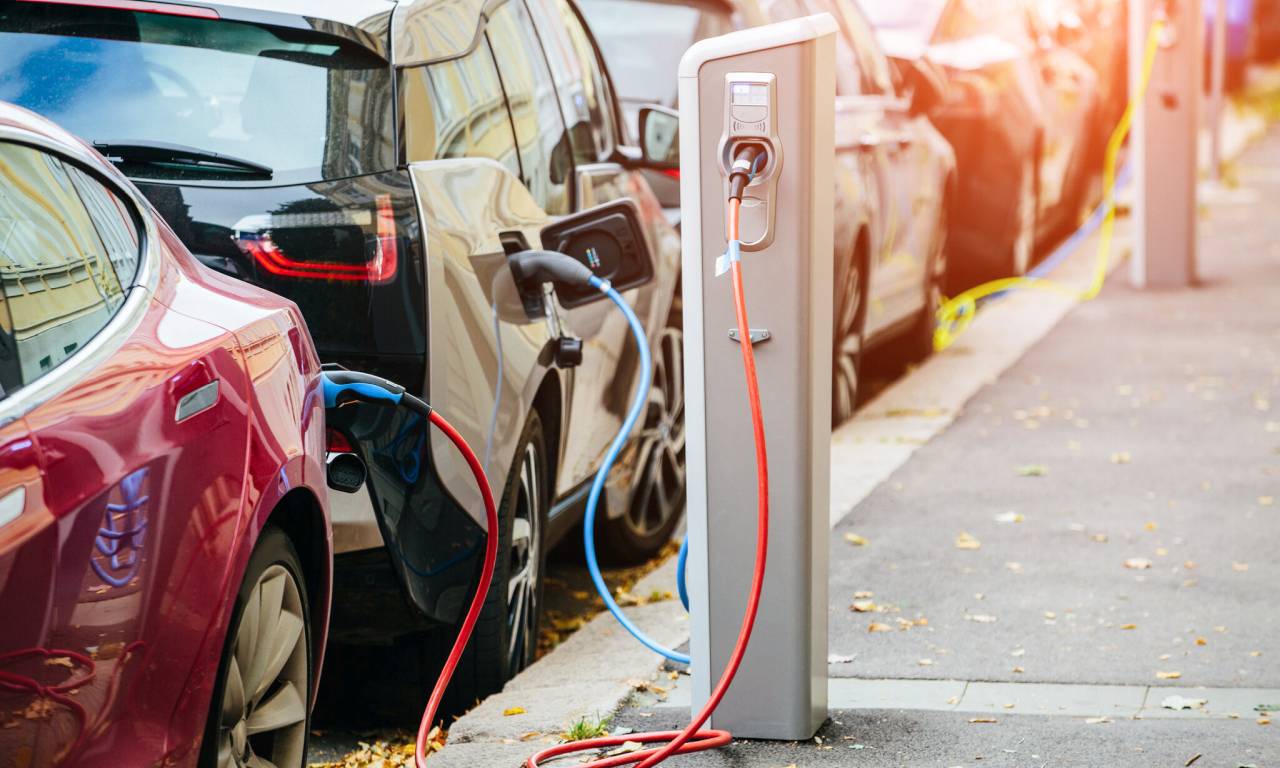 Creșterea prețurilor la combustibili accelerează vânzările de mașini electrice second-hand în Europa Creșterea rapidă a prețurilor la combustibili, alimentată de conflictul din Iran, a dus la o creștere semnificativă a vânzărilor de mașini electrice second-hand în Europa