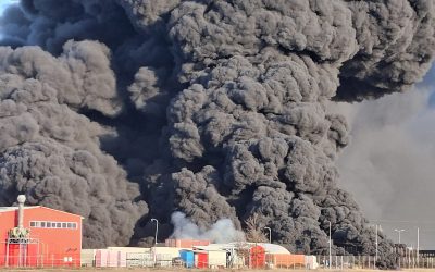 Un incendiu puternic a izbucnit la o fabrică de polistiren din Arad, miercuri dimineața, generând un nor dens de fum și alertând populația prin sistemul RO-ALERT