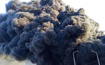 Incendiu puternic la o fabrică de polistiren din Arad; RO-Alert pentru populație Un incendiu de amploare a izbucnit miercuri dimineață la o fabrică de polistiren din municipiul Arad, mobilizând un număr impresionant de pompieri și echipamente de intervenție