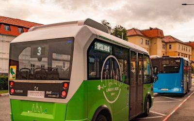 Două femei, rănite după ce au căzut dintr-un autobuz în Sibiu Două femei în vârstă de 72 de ani au fost spitalizate sâmbătă, după ce au căzut dintr-un autobuz în municipiul Sibiu