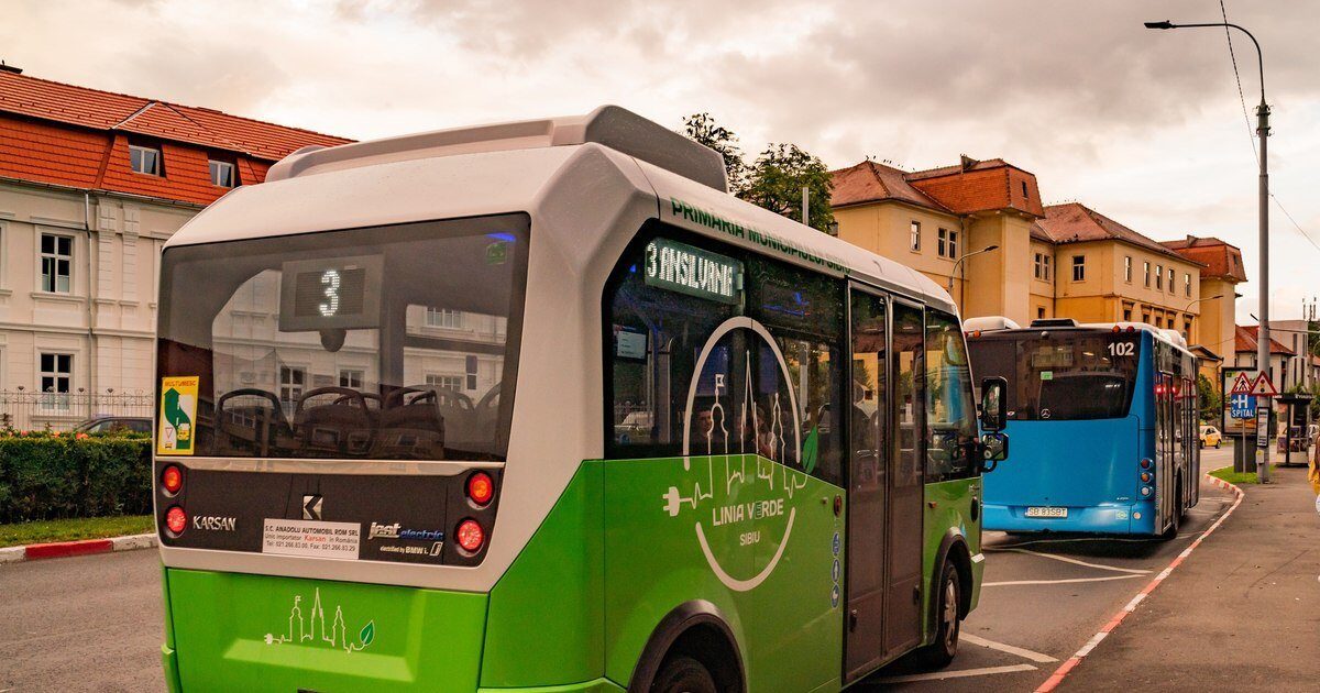 Două femei, rănite după ce au căzut dintr-un autobuz în Sibiu Două femei în vârstă de 72 de ani au fost spitalizate sâmbătă, după ce au căzut dintr-un autobuz în municipiul Sibiu