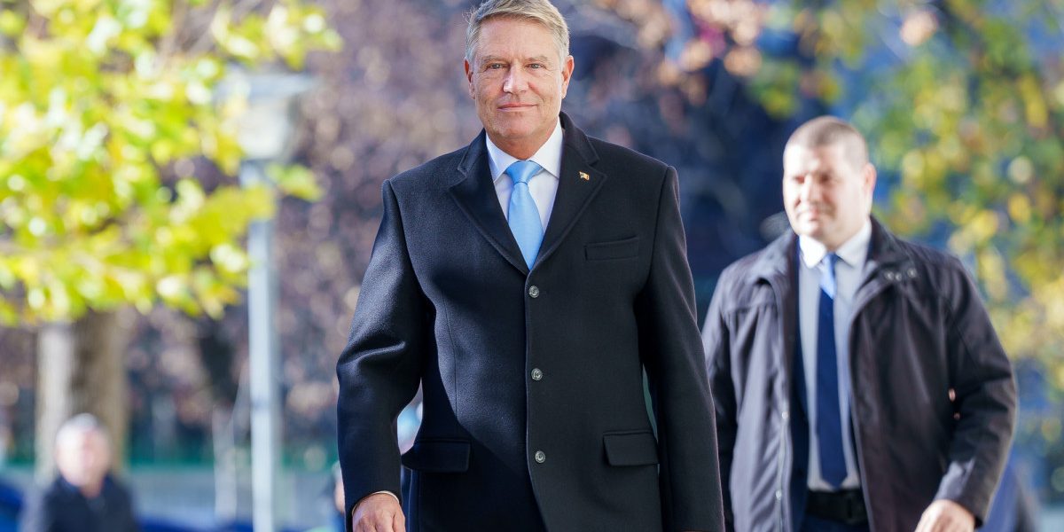 Klaus Iohannis, împreună cu soţia la slujba de Florii, la Sibiu. Mesajul transmis de fostul preşedinte