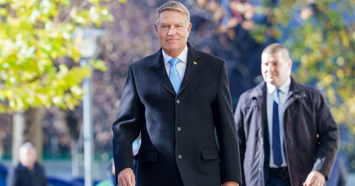 Klaus Iohannis, împreună cu soţia la slujba de Florii, la Sibiu. Mesajul transmis de fostul preşedinte