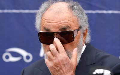 Țiriac susține arta: Miliardarul a cumpărat o lucrare semnată de fiica lui Ilie Năstase Omul de afaceri Ion Țiriac, unul dintre cei mai bogați români, a achiziționat o serigrafie realizată de Alessia Năstase, fiica fostului tenismen Ilie Năstase