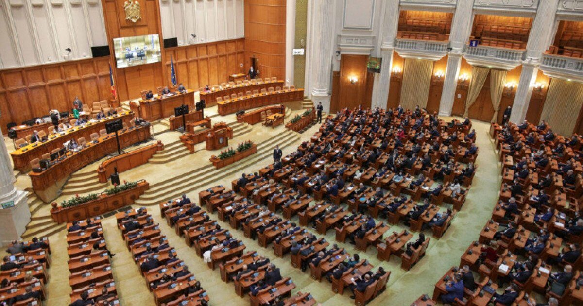 AUR conduce în preferințele de vot, potrivit unui sondaj CURS Alianța pentru Unirea Românilor (AUR) ar obține 33% din voturi dacă duminica viitoare ar avea loc alegeri parlamentare, conform unui sondaj realizat de Centrul de Sociologie Urbană și Regională – CURS