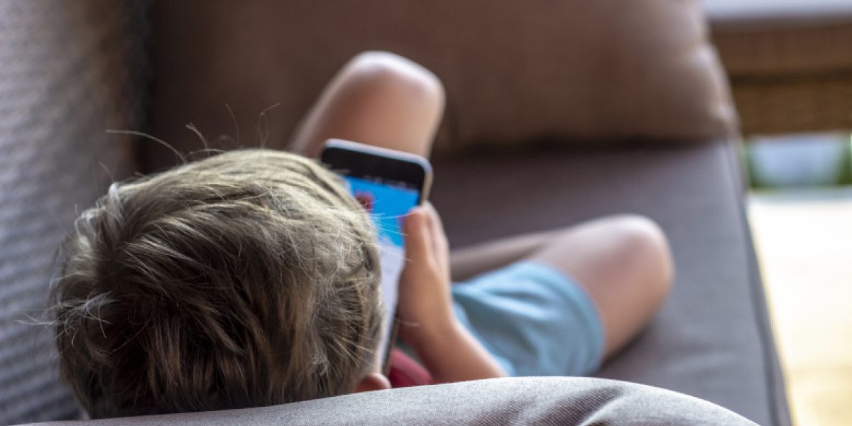 Studiu: Utilizarea excesivă a rețelelor sociale crește riscul de anxietate și depresie în adolescență Un studiu recent sugerează o legătură clară între timpul petrecut pe rețelele sociale și problemele de sănătate mintală în rândul adolescenților