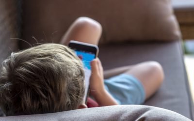 Studiu: Utilizarea excesivă a rețelelor sociale crește riscul de anxietate și depresie în adolescență Un studiu recent sugerează o legătură clară între timpul petrecut pe rețelele sociale și problemele de sănătate mintală în rândul adolescenților