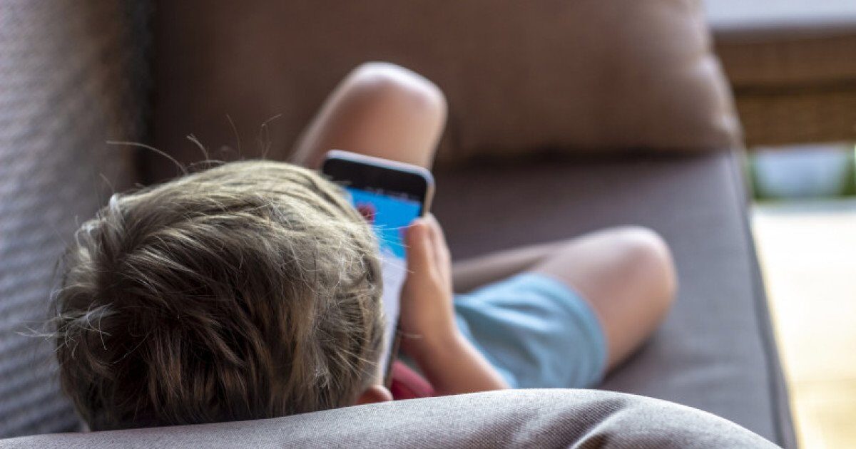 Studiu: Utilizarea excesivă a rețelelor sociale crește riscul de anxietate și depresie în adolescență Un studiu recent sugerează o legătură clară între timpul petrecut pe rețelele sociale și problemele de sănătate mintală în rândul adolescenților