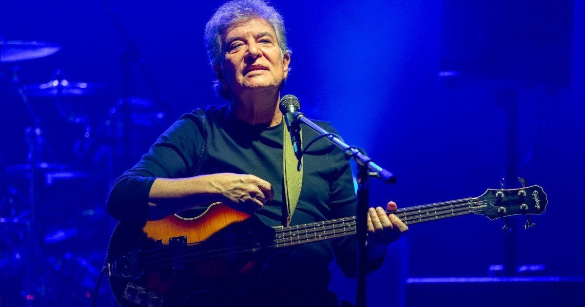Iulian „Mugurel” Vrabete, basistul trupei Holograf, a murit la 70 de ani Iulian „Mugurel” Vrabete, basistul trupei Holograf, a încetat din viață la vârsta de 70 de ani