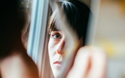 Depresia în România: O problemă de sănătate mintală subestimată Problemele de sănătate mintală sunt o preocupare majoră la nivel global, iar România se confruntă cu dificultăți semnificative în gestionarea numărului mare de persoane afectate