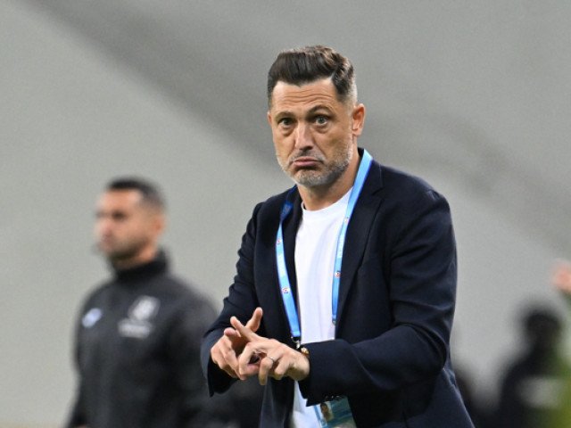 Mirel Rădoi, ofertat de FCSB cu un contract de peste un milion de euro pe an FCSB încearcă să-l convingă pe Mirel Rădoi să rămână pe banca tehnică și în sezonul următor, oferindu-i un contract consistent