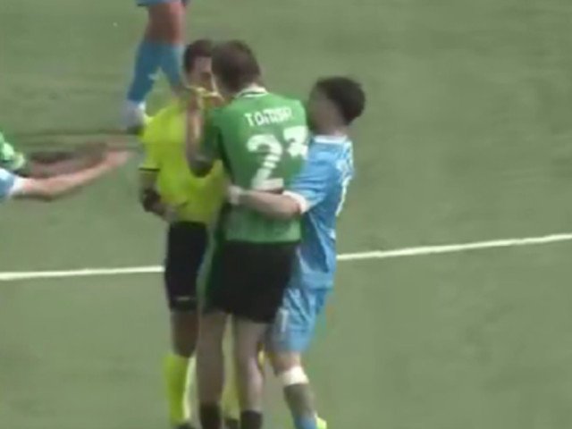 Tomșa, fotbalistul român de la Sassuolo, eliminat după un gest violent la adresa arbitrului Troy Tomșa, jucătorul român al echipei Sassuolo, a fost eliminat în timpul meciului Napoli U20 – Sassuolo U20, după ce a avut o reacție nervoasă și a încercat să îl agreseze pe arbitrul partidei
