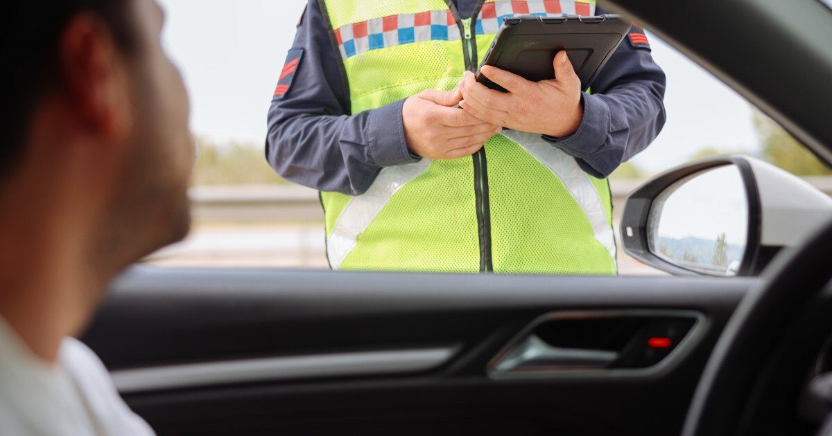 Avertisment pentru șoferi și pasageri: Amenzi usturătoare pentru nepurtarea centurii de siguranță Nerespectarea obligativității de a purta centura de siguranță, atât de către șoferi, cât și de pasageri, atrage amenzi consistente