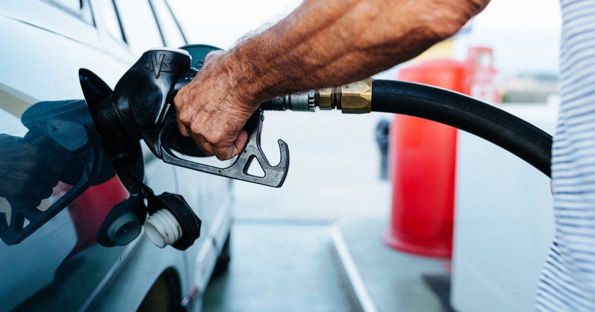 Creșterea prețurilor la carburanți: Explicațiile unui expert Prețurile la carburanți au crescut în ultimele zile, iar această tendință ar putea continua, chiar dacă nu reflectă încă pe deplin scumpirea petrolului pe piețele internaționale