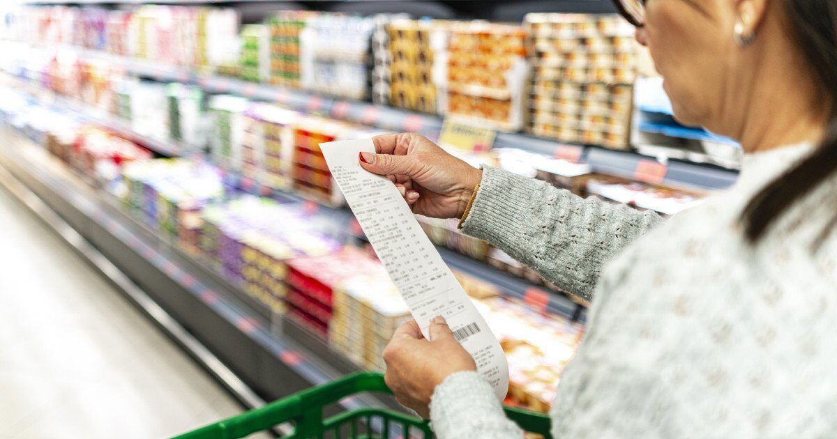 Scumpiri la alimente, pe fondul creșterii prețului petrolului: Românii, din nou puși la încercare Românii s-ar putea confrunta cu un nou val de scumpiri, chiar din această lună, avertizează consultantul economic Adrian Negrescu