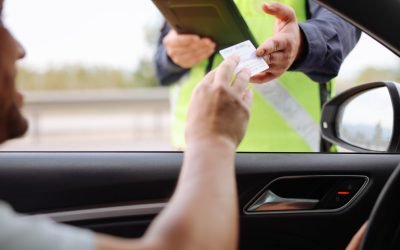 Șoferii străini cu abateri rutiere, obligați să plătească amenzile înainte de a părăsi România Un proiect de modificare a Codului Rutier ar putea schimba regulile pentru șoferii cu permis străin care încalcă legislația rutieră în România