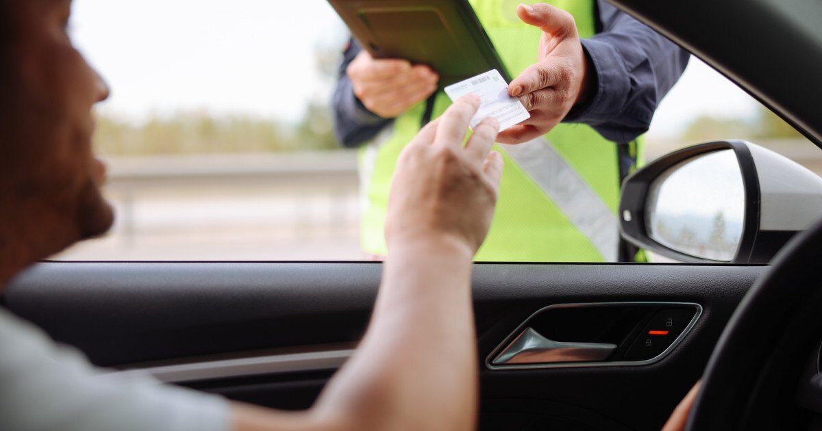 Șoferii străini cu abateri rutiere, obligați să plătească amenzile înainte de a părăsi România Un proiect de modificare a Codului Rutier ar putea schimba regulile pentru șoferii cu permis străin care încalcă legislația rutieră în România
