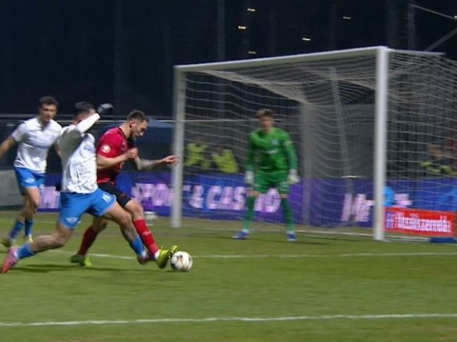 Penalty controversat la meciul Csikszereda – Farul, cu Munteanu erou Meciul dintre Csikszereda și Farul, contând pentru etapa a 30-a din SuperLiga, a fost marcat de un penalty controversat acordat echipei gazdă în minutul 33