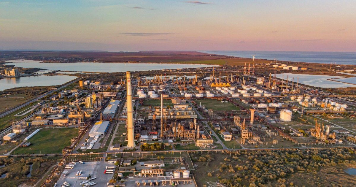 Petromidia și Vega revin la capacitatea maximă după revizie Rafinăriile Petromidia din Năvodari și Vega din Ploiești, operate de Rompetrol Rafinare, au încheiat revizia planificată și vor reveni la capacitatea optimă de producție în zilele următoare