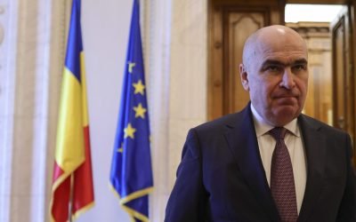 Premierul Bolojan, despre deficitele bugetare și instabilitatea politică într-un interviu pentru Le Figaro Premierul Ilie Bolojan a discutat cu publicația franceză Le Figaro despre provocările economice și politice cu care se confruntă România, subliniind asemănările cu situația din Franța