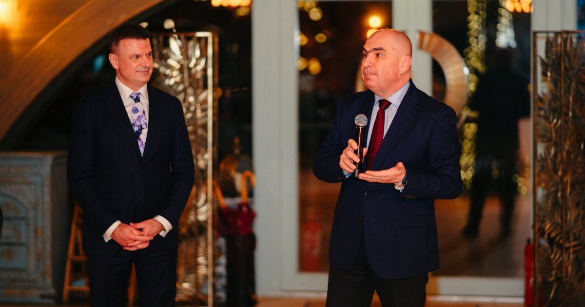 Bolojan, despre petrecerea de după ședința de guvern: „Doar niște oameni rău intenționați pot aprecia” Premierul Ilie Bolojan a oferit explicații cu privire la participarea sa la o reuniune a PNL Prahova, organizată marți seară, la scurt timp după ce guvernul a adoptat ordonanțele de urgență pentru tăierile din administrație și relansarea economică