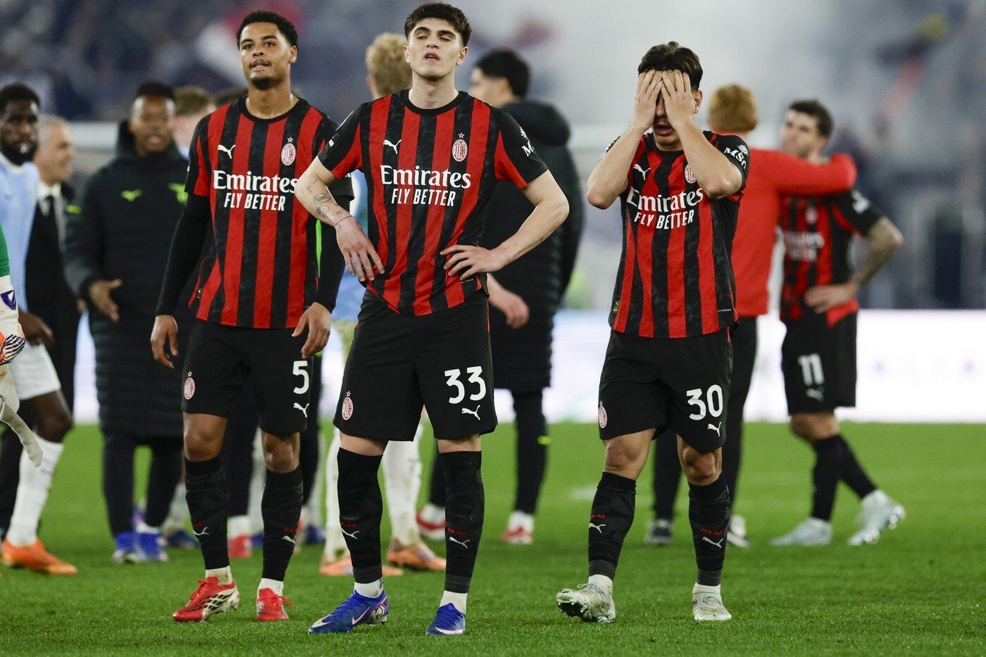 AC Milan pierde teren în cursa pentru titlu, după înfrângerea surprinzătoare cu Lazio AC Milan a suferit o înfrângere neașteptată în deplasare cu Lazio, scor 1-0, ratând ocazia de a se apropia de liderul Inter în lupta pentru titlul din Serie A
