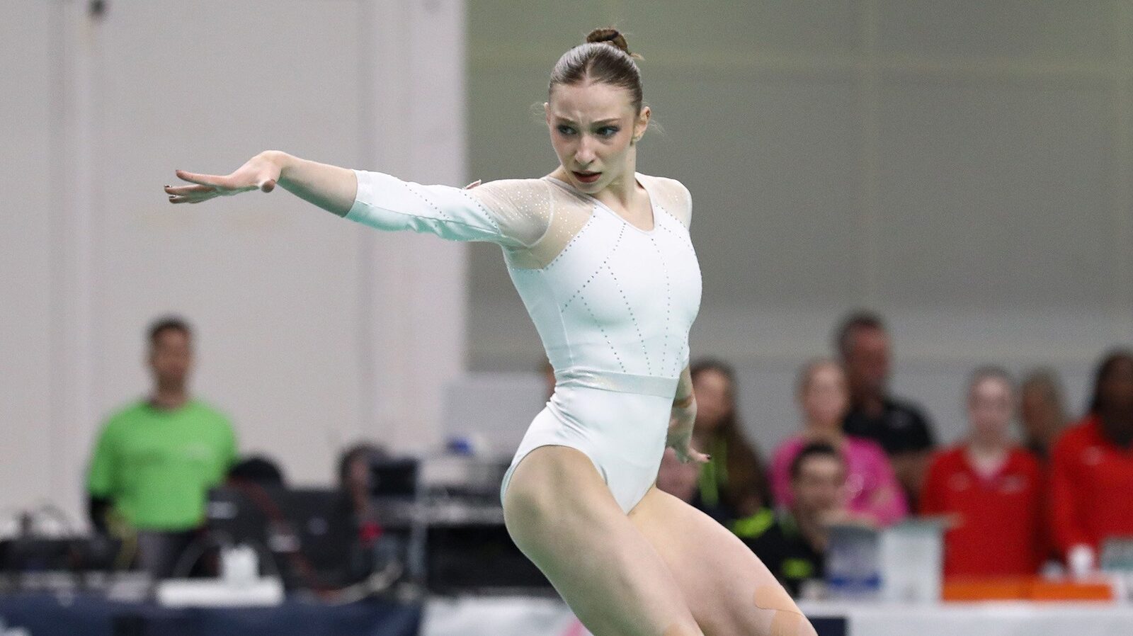 Ana Bărbosu, gimnasta româncă aflată la primul an la Stanford, se pregătește pentru un duel intens cu Jordan Chiles, vedeta echipei UCLA