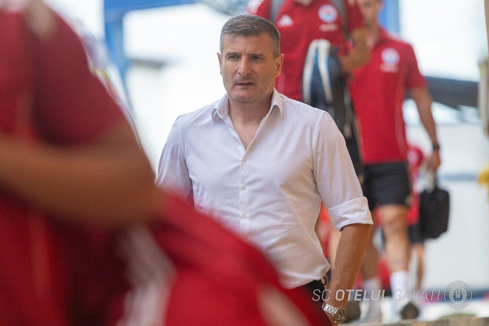 Oțelul Galați, măcinată de ghinion la ultimul meci din sezonul regular: trei eliminări și un antrenor furios Oțelul Galați a încheiat sezonul regular din SuperLiga cu o înfrângere usturătoare în fața celor de la FC Hermannstadt, scor 0-2, într-un meci marcat de evenimente nefericite pentru gălățeni