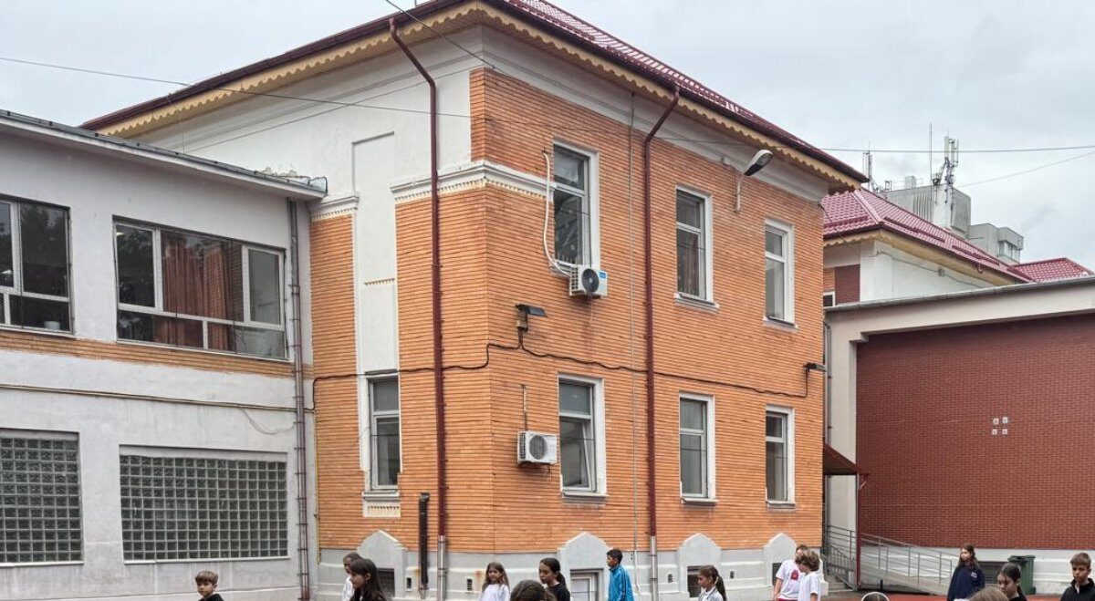 Liceul „Alexandru Vlahuță” din Sectorul 1, gata de modernizare: Consiliul Local votează un proiect de 44 de milioane de lei Liceul Teoretic „Alexandru Vlahuță” din Sectorul 1 ar putea intra într-un amplu proces de modernizare, reabilitare și consolidare, dacă proiectul de hotărâre propus spre aprobare de Consiliul Local va primi votul favorabil în ședința din 19 martie
