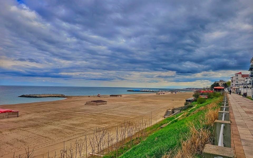 Președintele contestă la CCR legea privind plajele Președintele Klaus Iohannis a sesizat Curtea Constituțională a României (CCR) cu privire la neconstituționalitatea unei legi care modifică reglementările privind utilizarea plajelor de la Marea Neagră