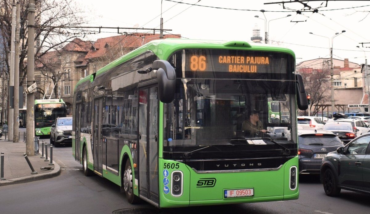 Schimbări majore în circulația STB începând de mâine Începând de mâine, 30 martie 2026, călătorii din București se vor confrunta cu modificări semnificative în ceea ce privește transportul public
