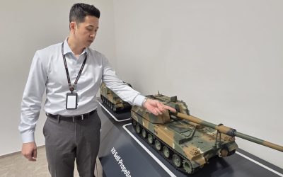 Hanwha Aerospace își extinde producția în România: O investiție strategică în industria de apărare Fabrica Hanwha Aerospace de la Petrești, județul Dâmbovița, marchează o investiție semnificativă în industria de apărare din România