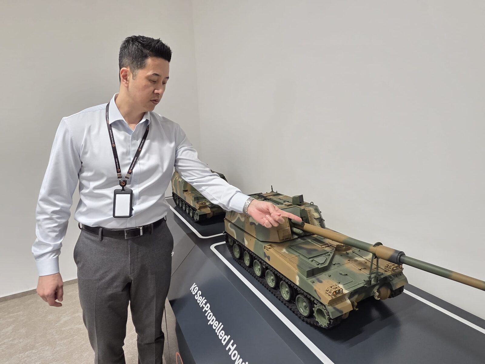 Hanwha Aerospace își extinde producția în România: O investiție strategică în industria de apărare Fabrica Hanwha Aerospace de la Petrești, județul Dâmbovița, marchează o investiție semnificativă în industria de apărare din România