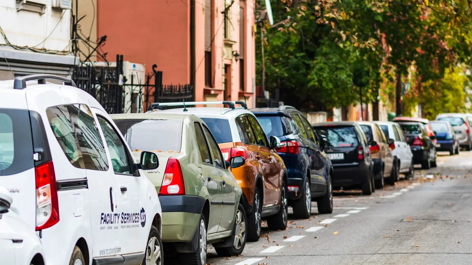 Avertisment pentru șoferi: Amenzi usturătoare pentru parcarea neregulamentară în 2026 Șoferii care aleg să parcheze autovehiculele în fața porților sau a garajelor riscă să se confrunte cu sancțiuni severe începând cu anul 2026