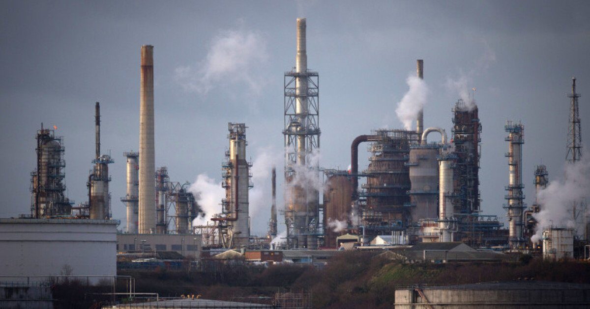 Aprovizionarea cu combustibil a României, asigurată, în ciuda tensiunilor din Orientul Mijlociu, spune ministrul energiei Ministrul Energiei, Bogdan Ivan, a declarat luni, la Digi24, că România nu va fi afectată de oprirea unei rafinării din Arabia Saudită, pe fondul conflictului din Orientul Mijlociu