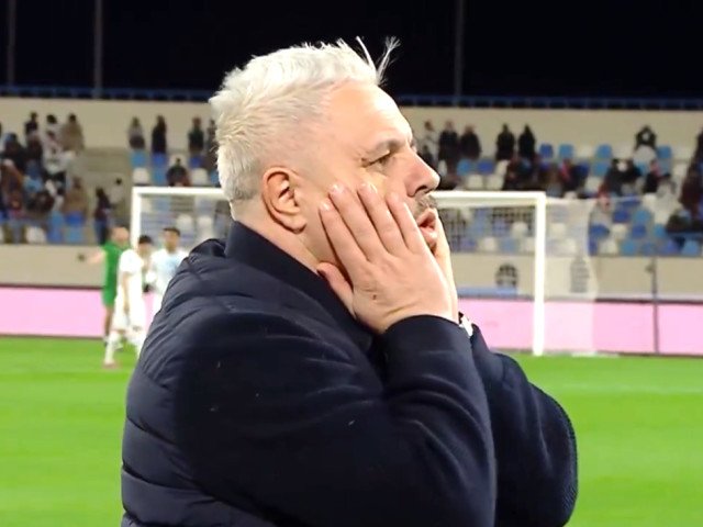 Dezastru pentru Șumudică în Arabia Saudită: Al-Okhdood, umilită de Al-Fayha Echipa antrenată de Marius Șumudică, Al-Okhdood, a suferit o înfrângere categorică în deplasare, fiind învinsă cu 5-0 de Al-Fayha, într-un meci din etapa a 25-a a campionatului saudit