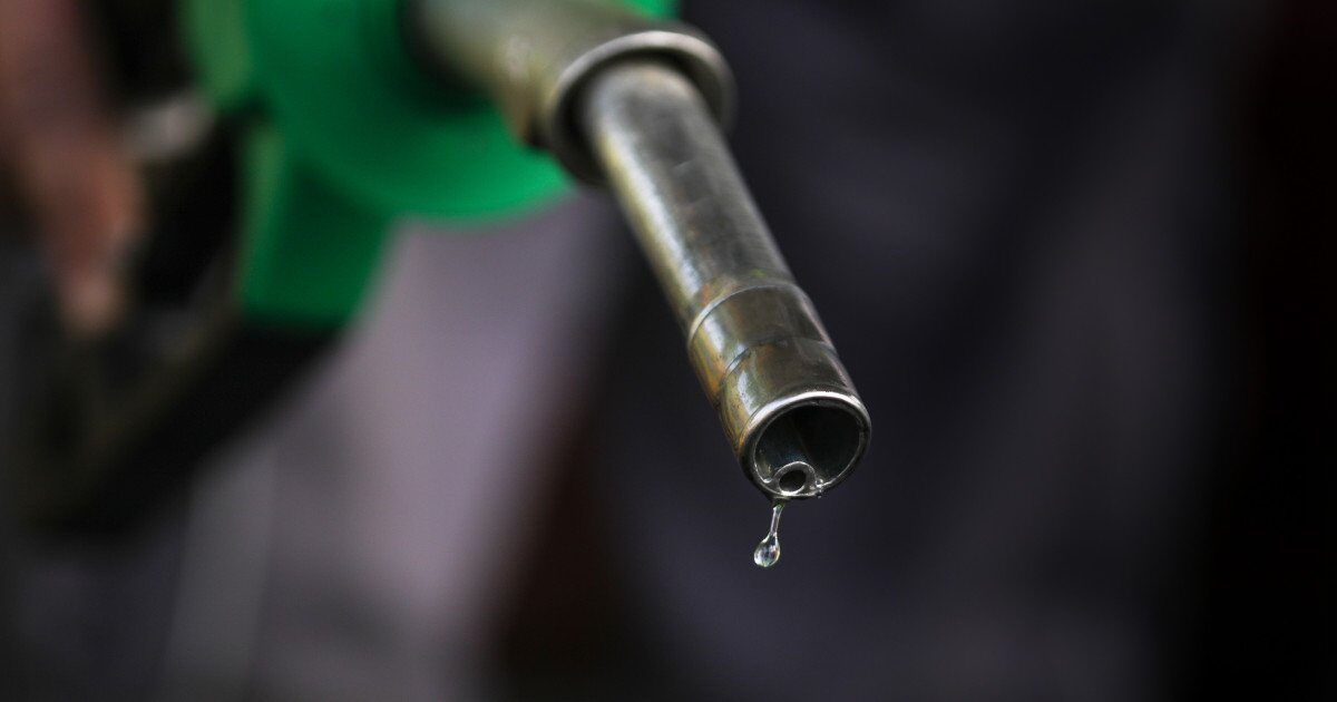 Guvernul pregătește a doua măsură pentru carburanți: scăderea accizelor București – După adoptarea ordonanței de urgență pentru plafonarea adaosului comercial la carburanți, Guvernul Bolojan lucrează la o a doua intervenție menită să reducă prețul la pompă