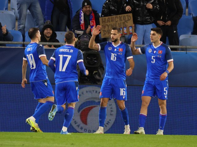 Slovacia – România: Prima Reprezentativă, condusă de Jerry Gane, înfruntă Slovacia Echipa Națională de fotbal a României, fără selecționerul Mircea Lucescu la conducere din cauza problemelor de sănătate, a pierdut meciul amical cu Slovacia, scor 0-2